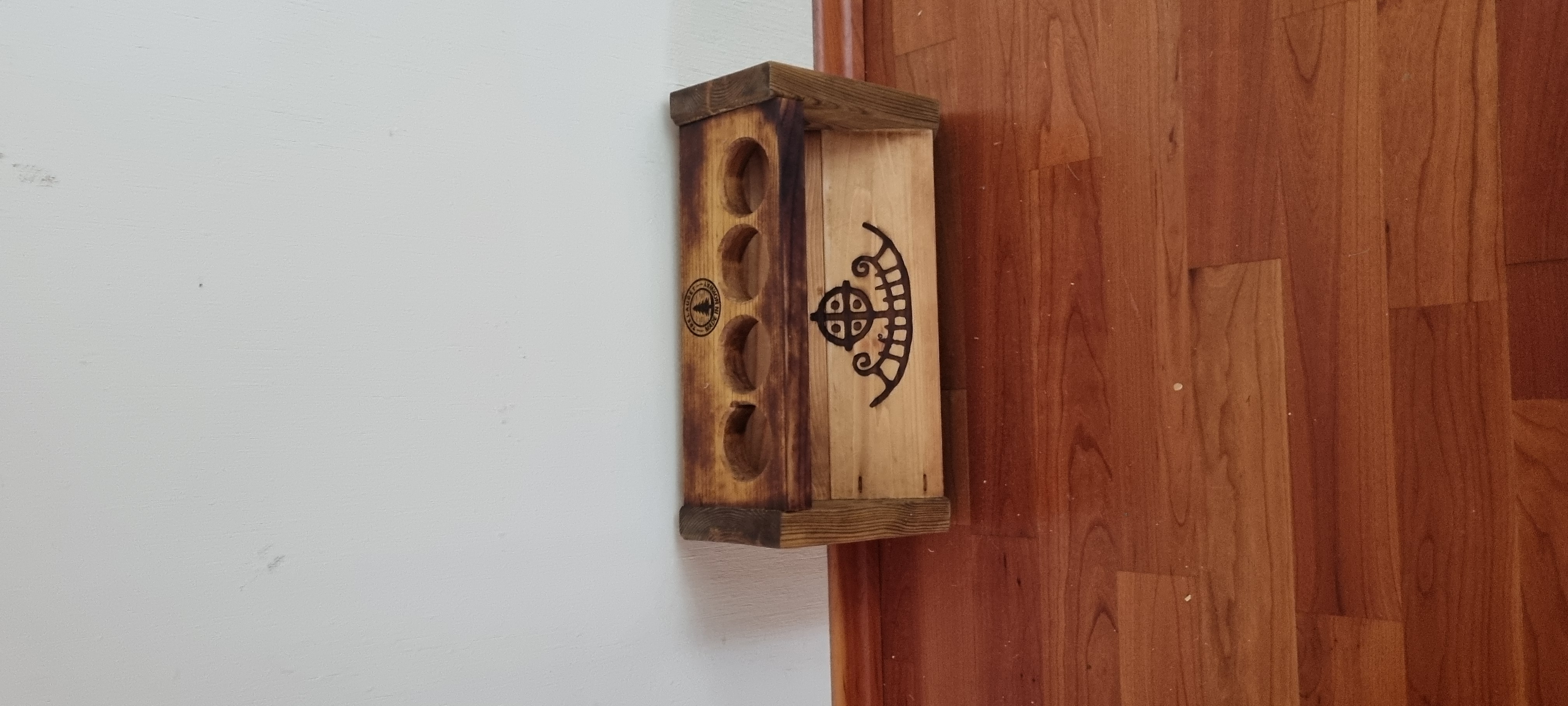 Fiskestangholder med steinalder-motiv