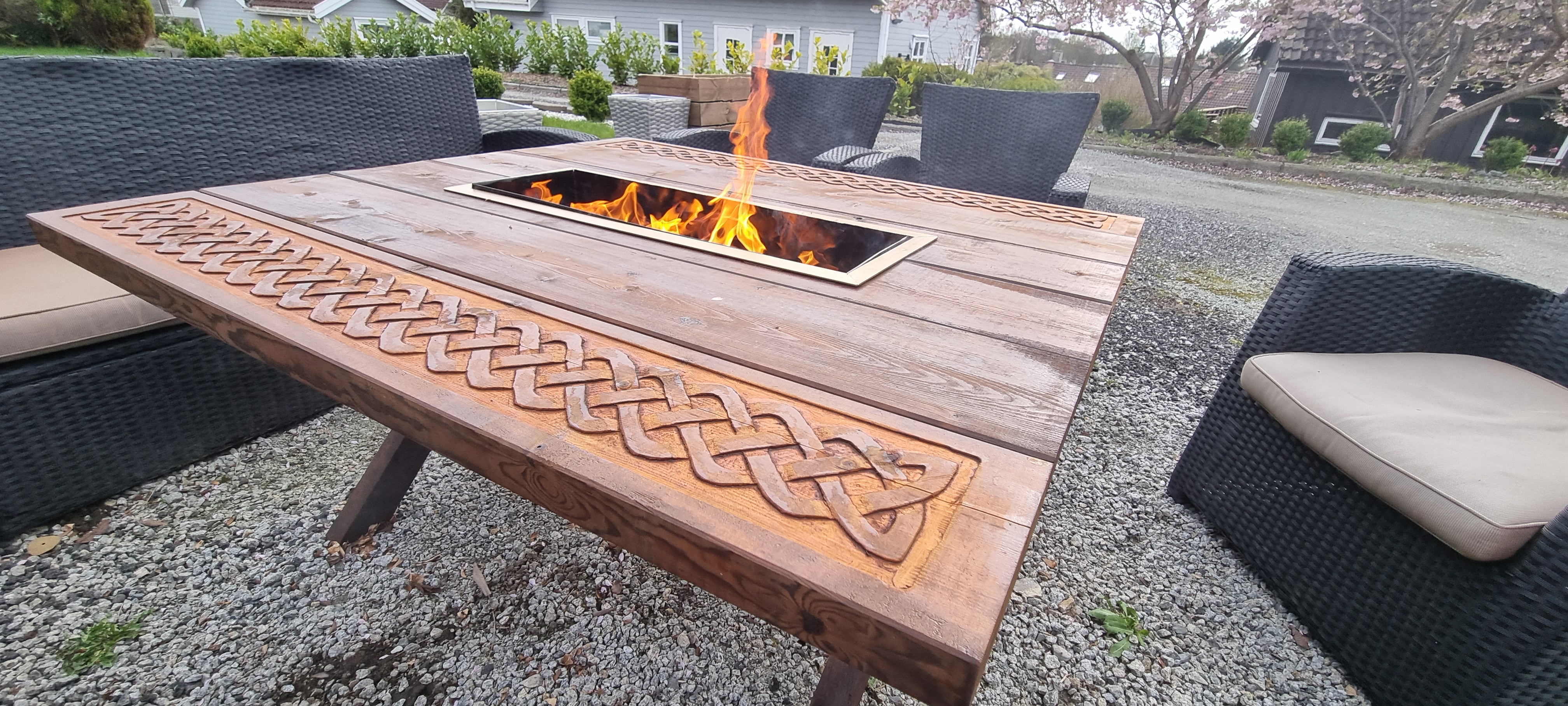 Langbord Mini med integrert ildsted og norrønt knuteverk